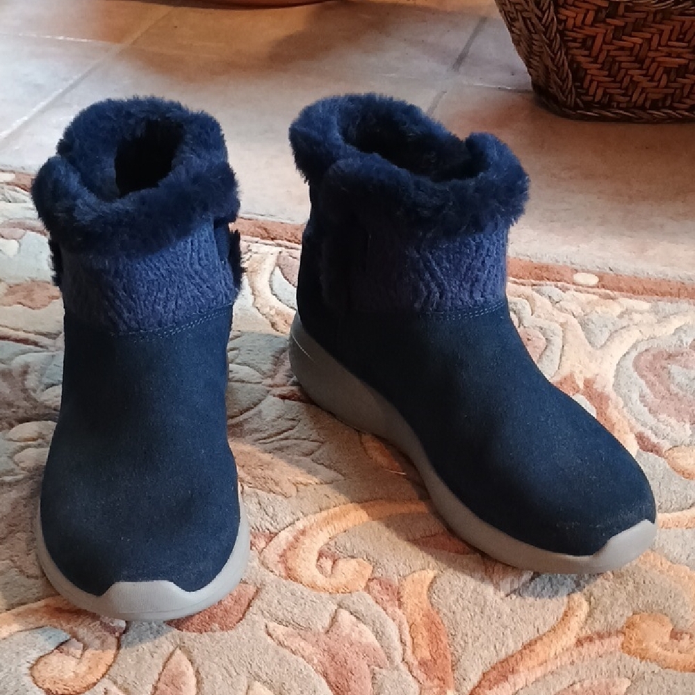 EUC Skechers Leather Suede Women's Ankle Boots in Navy Blue